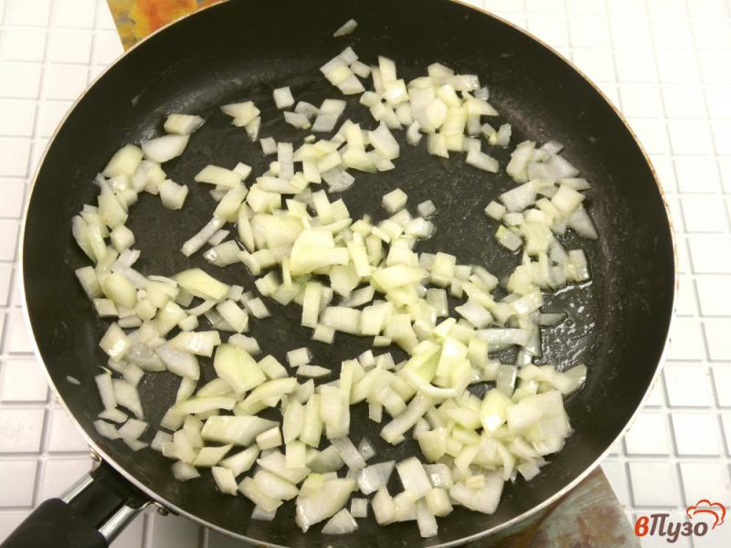 Фото приготовление рецепта: Кальмары с зеленым горошком в сливочном соусе шаг №1