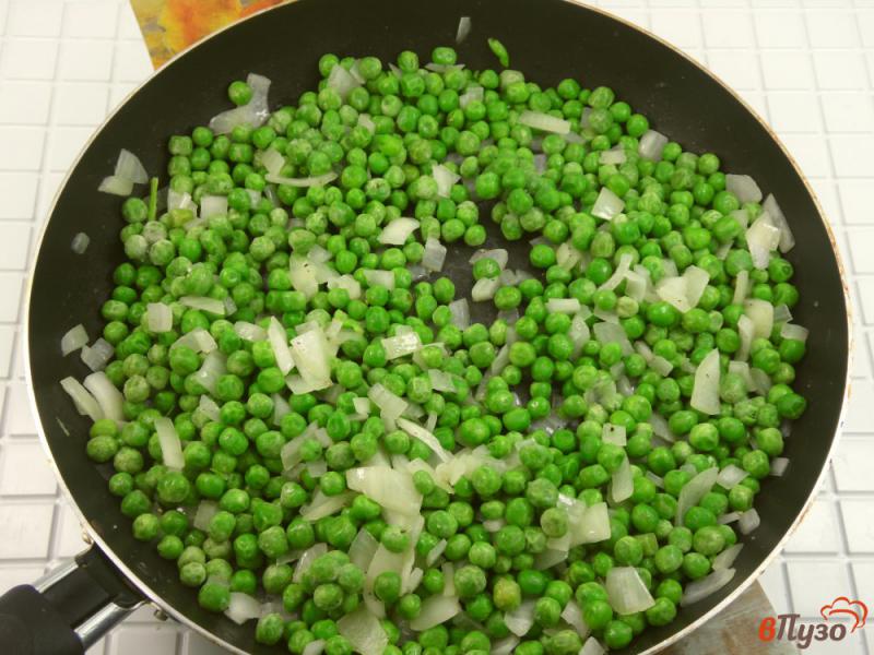 Фото приготовление рецепта: Кальмары с зеленым горошком в сливочном соусе шаг №2