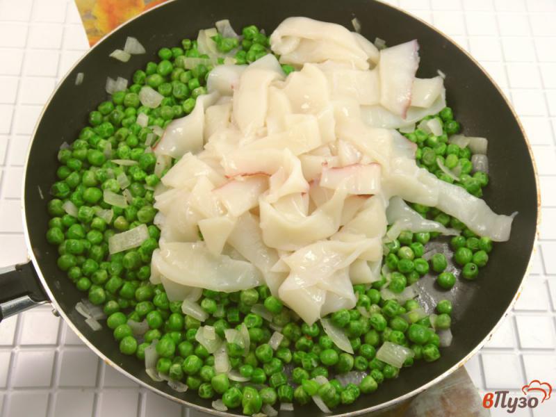 Фото приготовление рецепта: Кальмары с зеленым горошком в сливочном соусе шаг №3