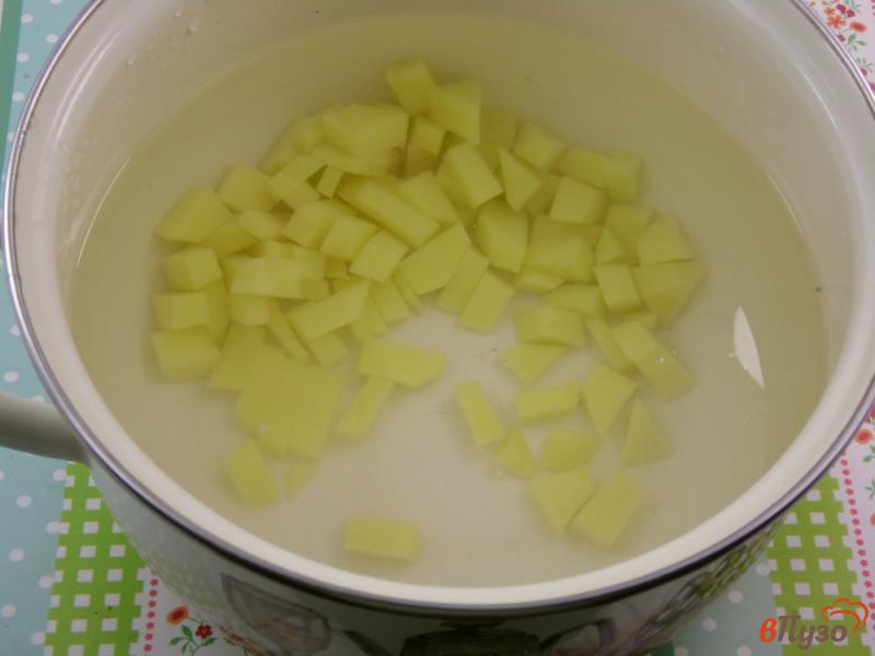 Фото приготовление рецепта: Суп сырный с фаршем и белой фасолью шаг №1