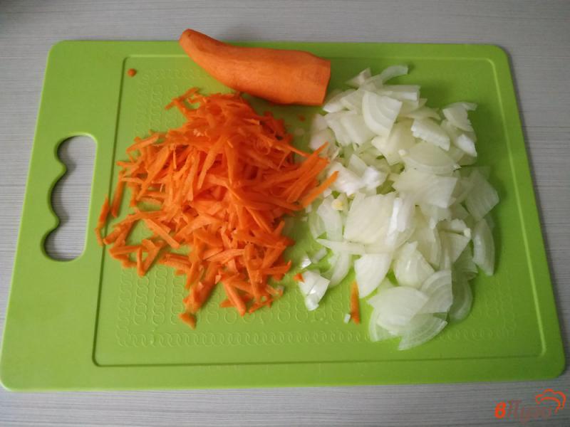 Фото приготовление рецепта: Слоёный салат с куриной печенью шаг №6