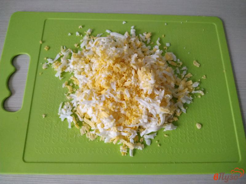 Фото приготовление рецепта: Слоёный салат с куриной печенью шаг №9