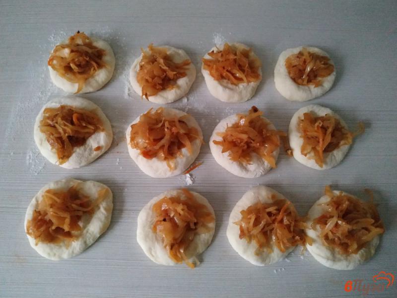 Фото приготовление рецепта: Жареные пирожки с маринованной капустой шаг №8