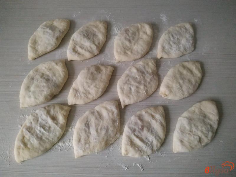 Фото приготовление рецепта: Жареные пирожки с маринованной капустой шаг №9