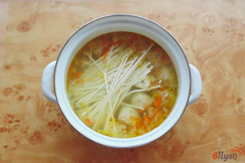 Фото приготовление рецепта: Суп с фрикадельками и лапшой удон шаг №4