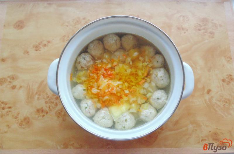 Фото приготовление рецепта: Суп с фрикадельками и лапшой удон шаг №3