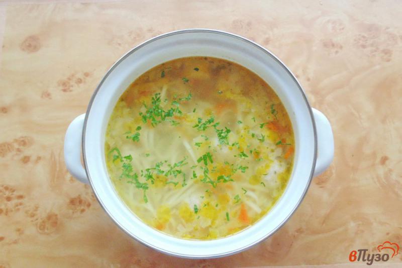 Фото приготовление рецепта: Суп с фрикадельками и лапшой удон шаг №5