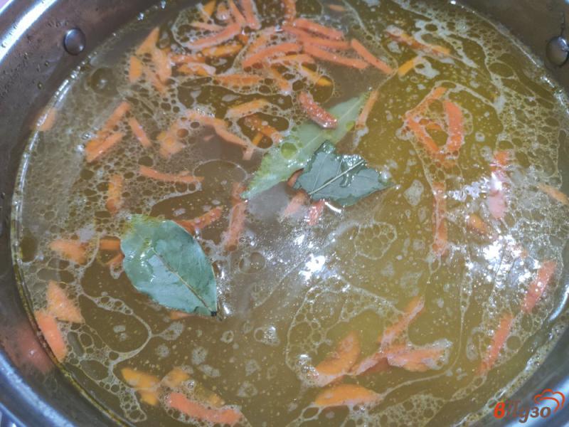 Фото приготовление рецепта: Суп с петухом и домашней лапшой шаг №11