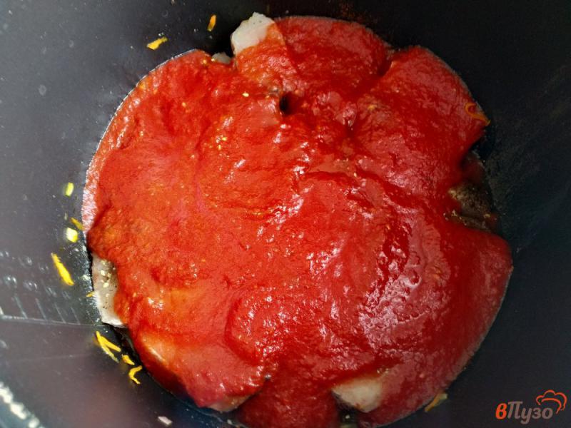 Фото приготовление рецепта: Хек в томатном соусе шаг №6