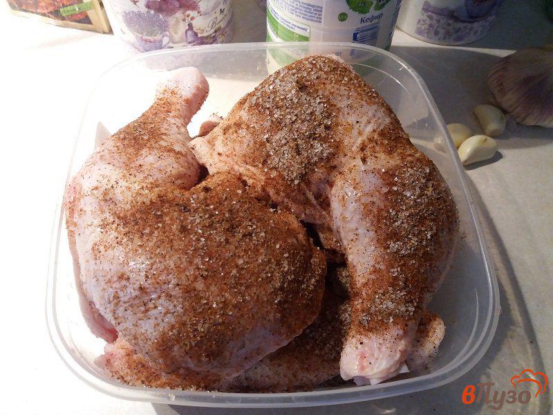 Фото приготовление рецепта: Запеченные куриные окорочка в сухом маринаде шаг №3