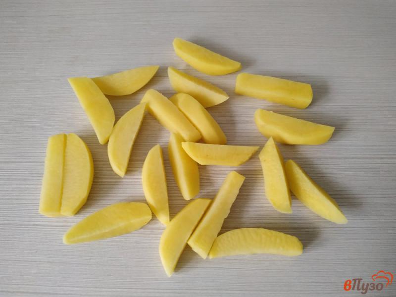 Фото приготовление рецепта: Картофель фри в чесночном масле и с домашним соусом шаг №2