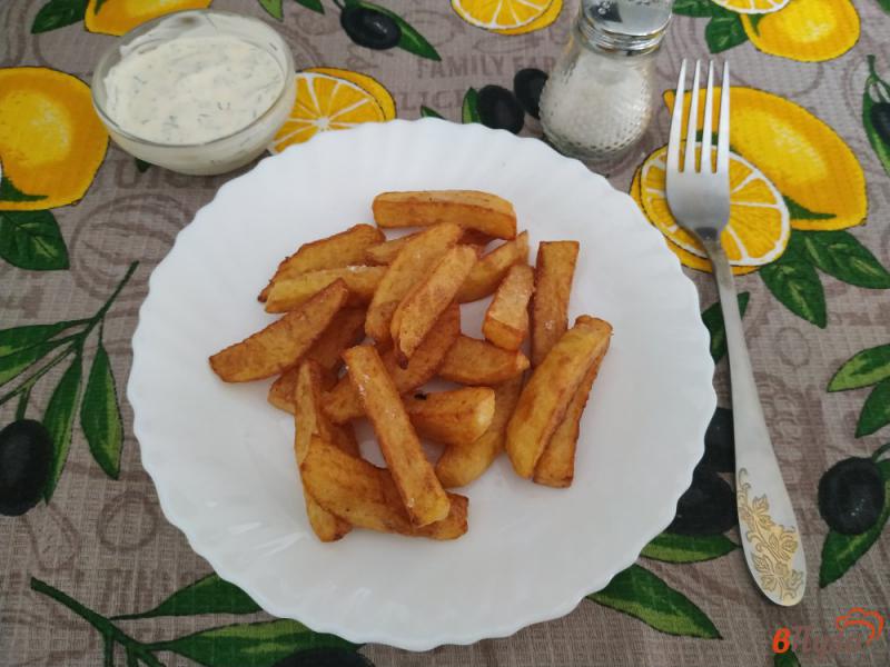 Фото приготовление рецепта: Картофель фри в чесночном масле и с домашним соусом шаг №7