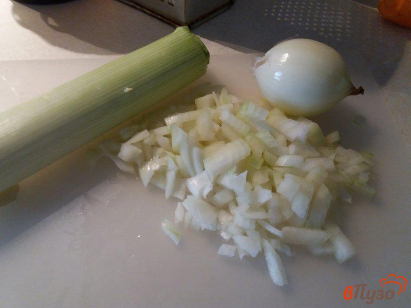 Фото приготовление рецепта: Картофельный суп с грибами шаг №3
