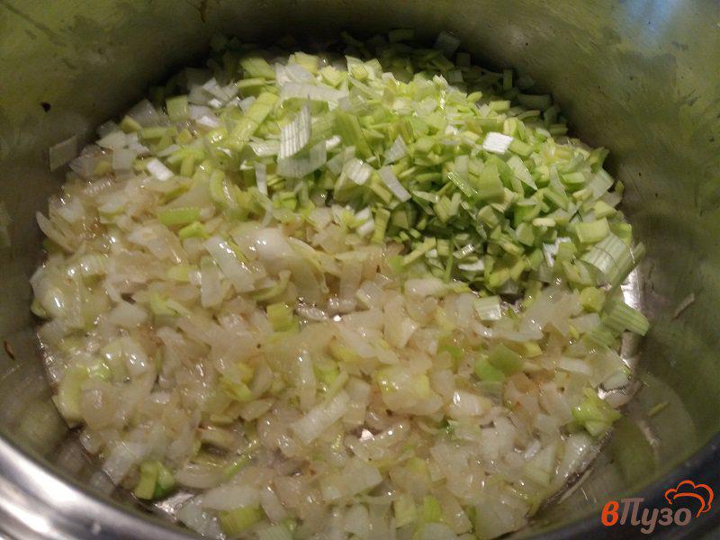 Фото приготовление рецепта: Картофельный суп с грибами шаг №4