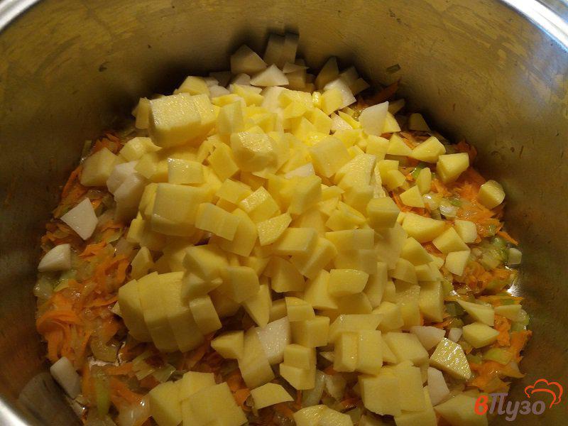 Фото приготовление рецепта: Картофельный суп с грибами шаг №6