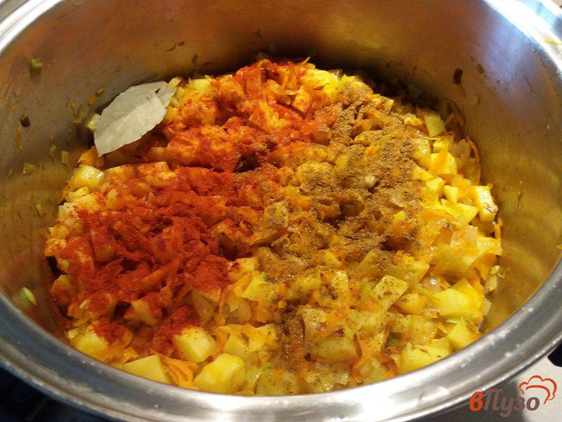 Фото приготовление рецепта: Картофельный суп с грибами шаг №7