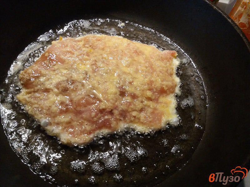 Фото приготовление рецепта: Куриный шницель с яйцом шаг №6