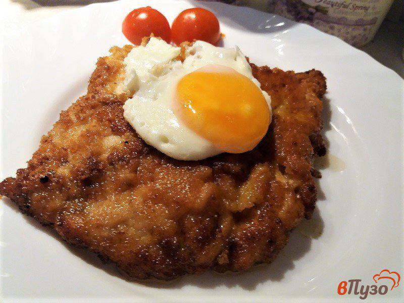 Фото приготовление рецепта: Куриный шницель с яйцом шаг №9