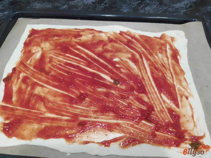 Фото приготовление рецепта: Пицца на слоеном тесте с колбасой и оливками шаг №2