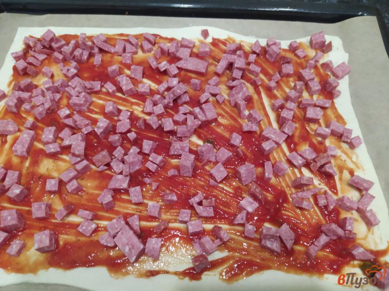 Фото приготовление рецепта: Пицца на слоеном тесте с колбасой и оливками шаг №3