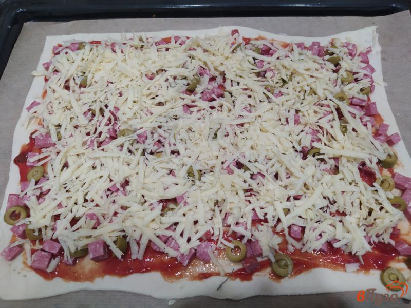 Фото приготовление рецепта: Пицца на слоеном тесте с колбасой и оливками шаг №5