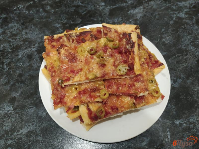 Фото приготовление рецепта: Пицца на слоеном тесте с колбасой и оливками шаг №6