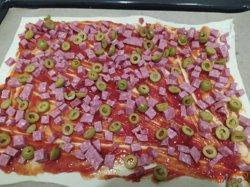 Фото приготовление рецепта: Пицца на слоеном тесте с колбасой и оливками шаг №4