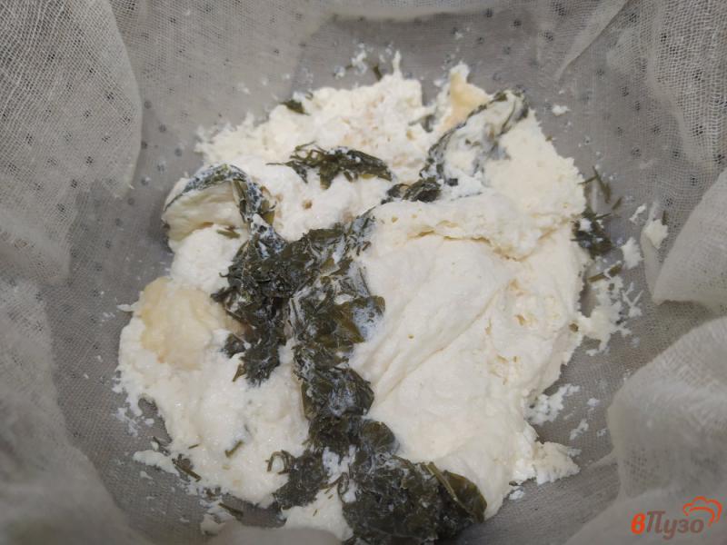 Фото приготовление рецепта: Адыгейский сыр с зеленью в мультиварке шаг №8