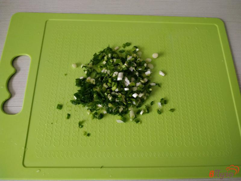 Фото приготовление рецепта: Оладьи дрожжевые с зелёным луком шаг №3