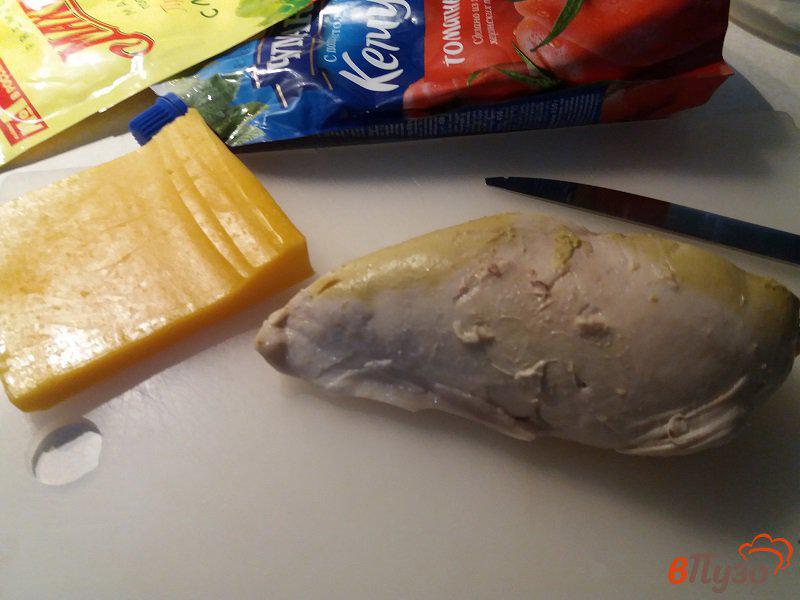 Фото приготовление рецепта: Горячие бутерброды с курицей шаг №1