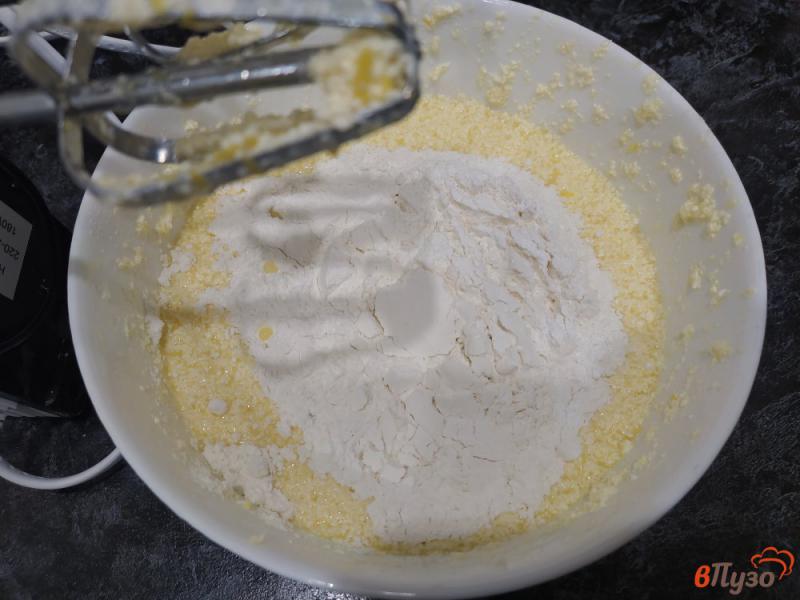 Фото приготовление рецепта: Лимонный пирог в мультиварке шаг №4