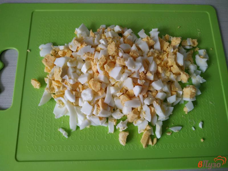 Фото приготовление рецепта: Салат с крабовыми палочками и маринованными огурцами шаг №2