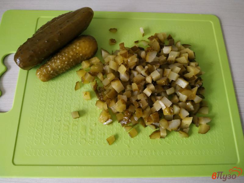 Фото приготовление рецепта: Салат с крабовыми палочками и маринованными огурцами шаг №4