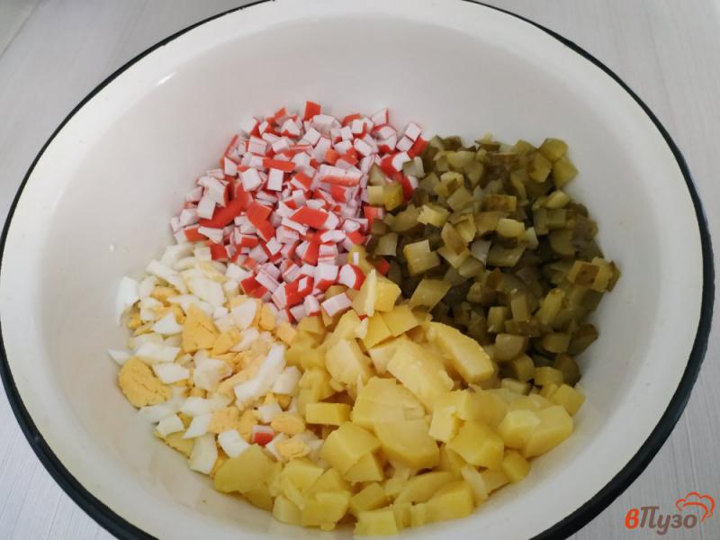 Фото приготовление рецепта: Салат с крабовыми палочками и маринованными огурцами шаг №5