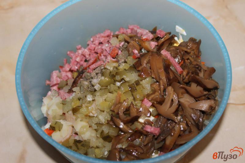 Фото приготовление рецепта: Салат из картофеля с колбасой и маринованными грибами шаг №7