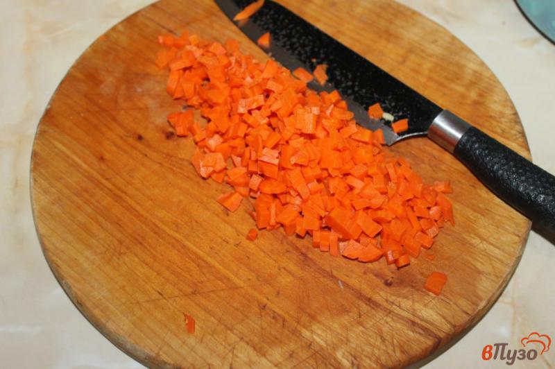 Фото приготовление рецепта: Салат из картофеля с колбасой и маринованными грибами шаг №3