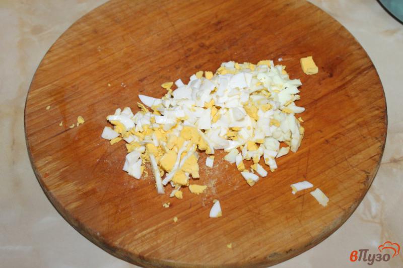 Фото приготовление рецепта: Салат из картофеля с колбасой и маринованными грибами шаг №4