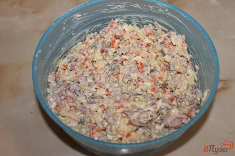Фото приготовление рецепта: Салат из картофеля с колбасой и маринованными грибами шаг №8