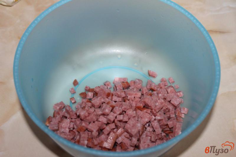 Фото приготовление рецепта: Салат из картофеля с колбасой и маринованными грибами шаг №1