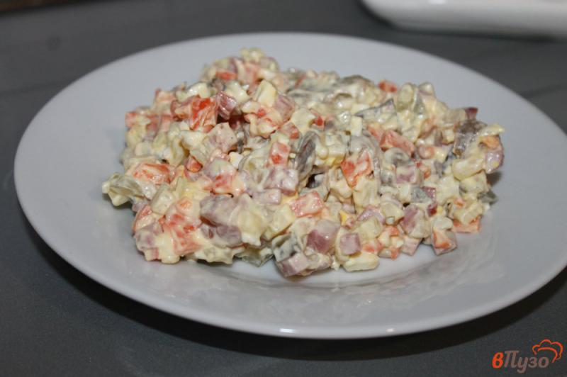 Фото приготовление рецепта: Салат из картофеля с колбасой и маринованными грибами шаг №9