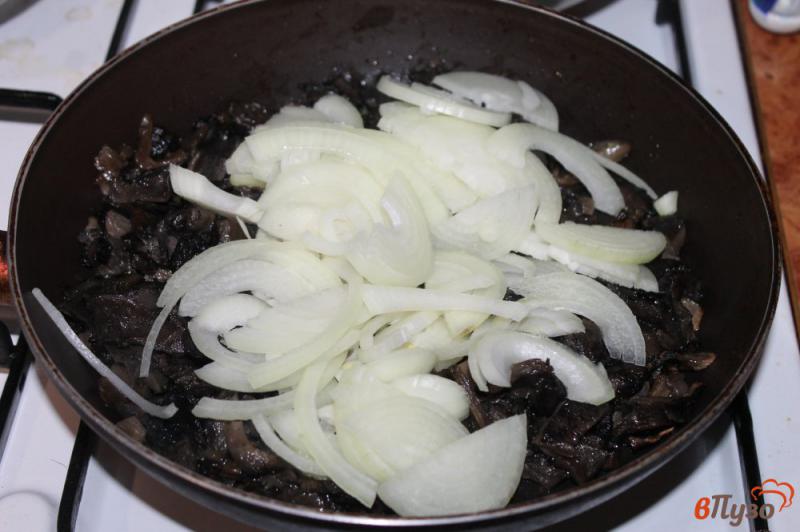 Фото приготовление рецепта: Сырно - грибная подлива для каш и картофеля шаг №2