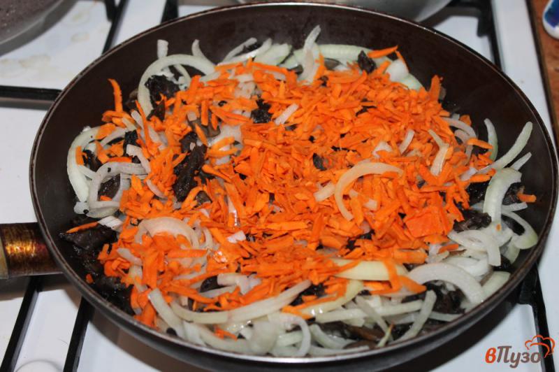 Фото приготовление рецепта: Сырно - грибная подлива для каш и картофеля шаг №3