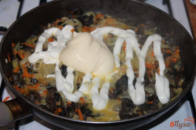 Фото приготовление рецепта: Сырно - грибная подлива для каш и картофеля шаг №4