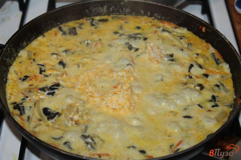 Фото приготовление рецепта: Сырно - грибная подлива для каш и картофеля шаг №6