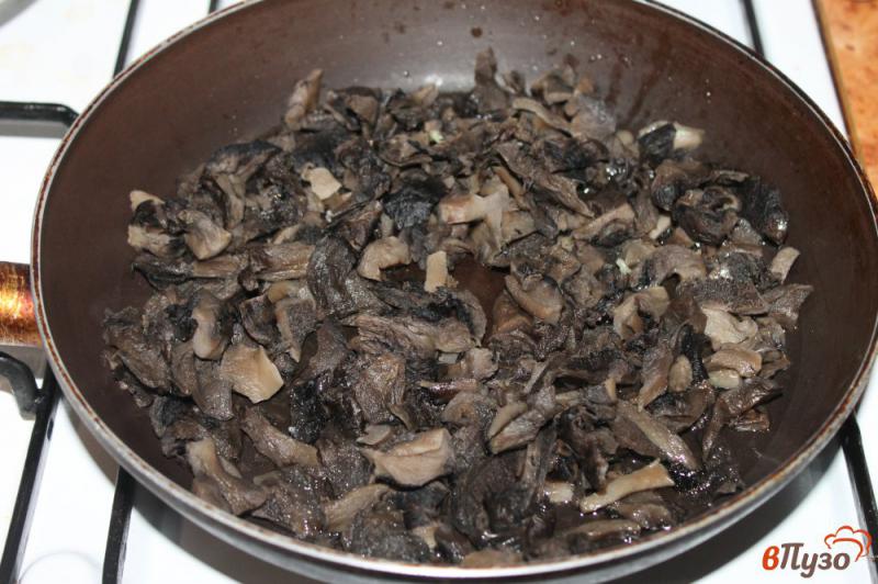 Фото приготовление рецепта: Сырно - грибная подлива для каш и картофеля шаг №1