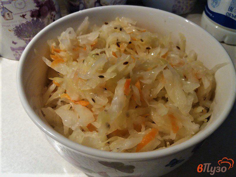 Фото приготовление рецепта: Салат из квашеной капусты шаг №4