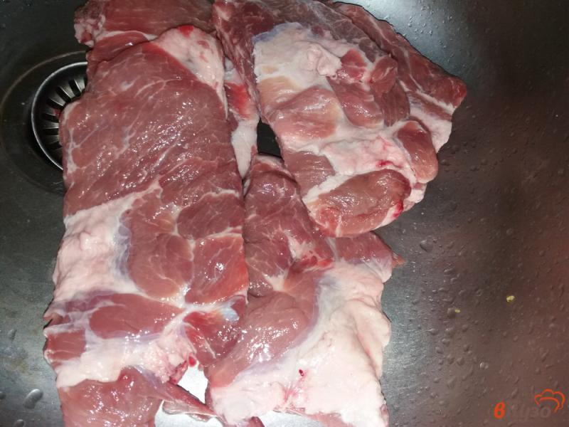 Фото приготовление рецепта: Тушеные  свиные ребрышки в соусе из домашней аджики шаг №1