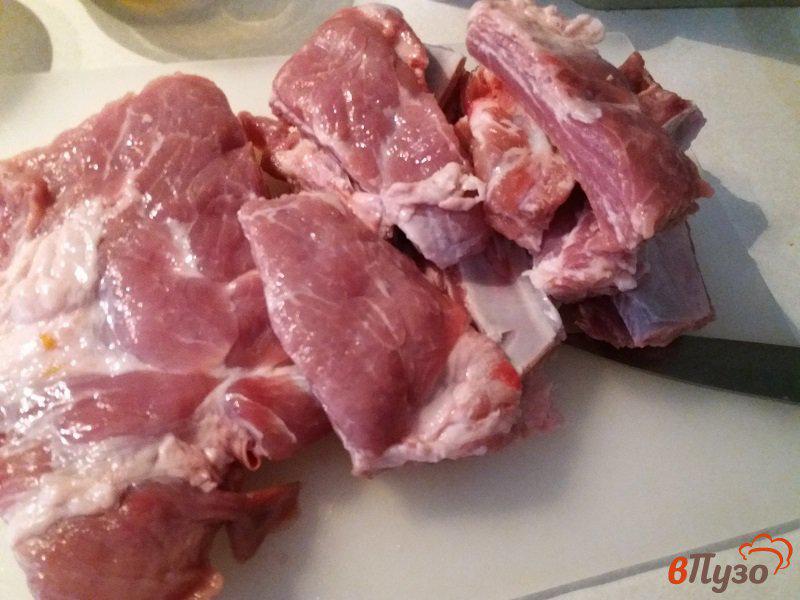 Фото приготовление рецепта: Тушеные  свиные ребрышки в соусе из домашней аджики шаг №5