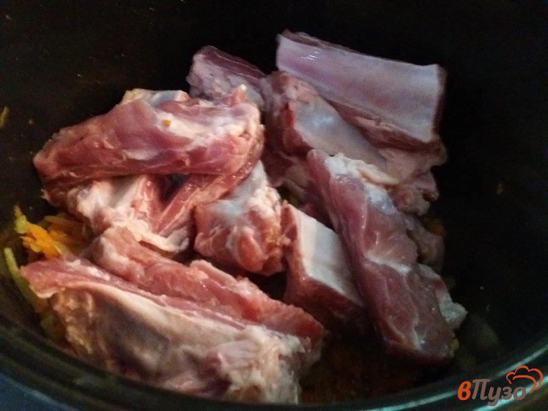 Фото приготовление рецепта: Тушеные  свиные ребрышки в соусе из домашней аджики шаг №6