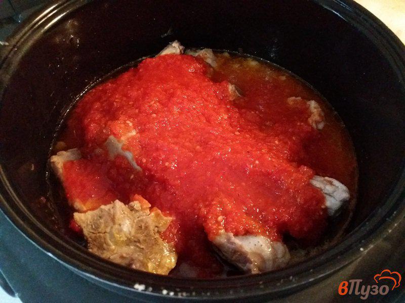 Фото приготовление рецепта: Тушеные  свиные ребрышки в соусе из домашней аджики шаг №7